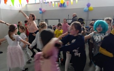 Zabawa karnawałowa uczni&oacute;w klas i-III