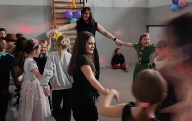 Zabawa karnawałowa uczni&oacute;w klas i-III