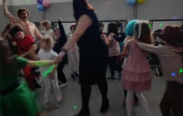 Zabawa karnawałowa uczni&oacute;w klas i-III