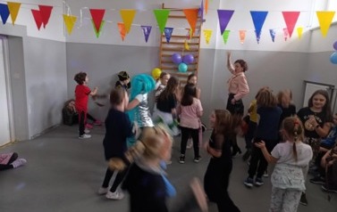 Zabawa karnawałowa uczni&oacute;w klas i-III