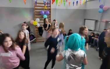 Zabawa karnawałowa uczni&oacute;w klas i-III