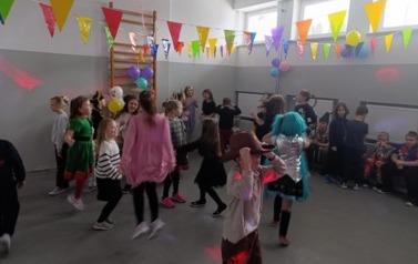 Zabawa karnawałowa uczni&oacute;w klas i-III