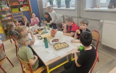 Zabawa karnawałowa uczni&oacute;w klas i-III