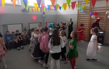 Zabawa karnawałowa uczni&oacute;w klas i-III