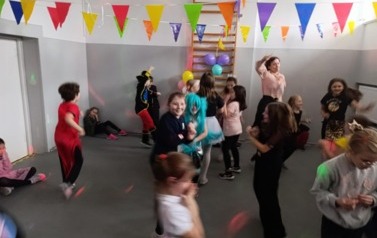 Zabawa karnawałowa uczni&oacute;w klas i-III