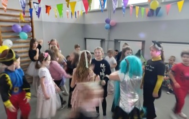 Zabawa karnawałowa uczni&oacute;w klas i-III