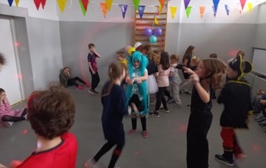 Zabawa karnawałowa uczni&oacute;w klas i-III