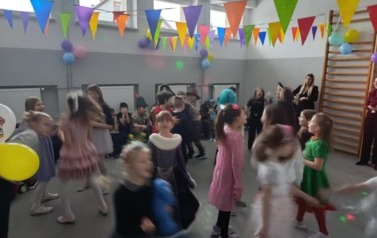 Zabawa karnawałowa uczni&oacute;w klas i-III