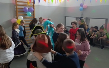 Zabawa karnawałowa uczni&oacute;w klas i-III