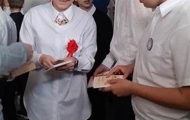 Dyrektor wręcza nagrody uczniom z klasy VIII.
