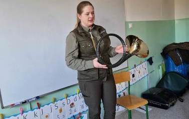 Pani Wioleta prezentuje instrument, na kt&oacute;rym gra - r&oacute;g myśliwski.