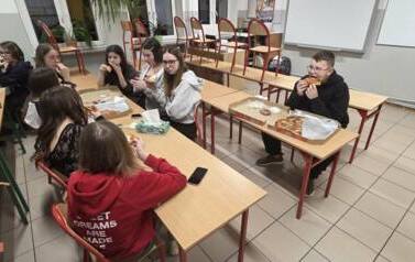 Dyskoteka karnawałowa uczni&oacute;w klas 4-8