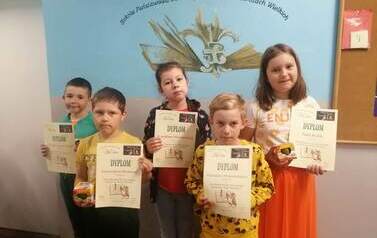 Grupa uczni&oacute;w - laureat&oacute;w konkursu Radosne Koło Wiedzy.