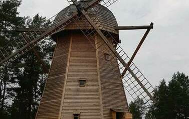 Stary drewniany wiatrak.