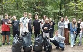 Si&oacute;dmo- i &oacute;smoklasiści dumnie prezentują efekty swojej pracy.