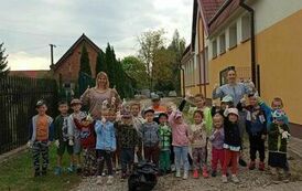Przedszkolaki z punktu i oddziału przedszkolnego po zakończeniu sprzątania terenu szkoły.