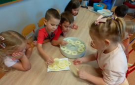 Dzień jabłka w punkcie przedszkolnym