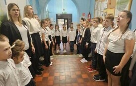 Szkoła do hymnu