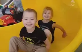 Wycieczka dzieci z punktu i oddziału przedszkolnego do Kids Parku.  
