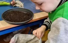 Mali ogrodnicy z punktu przedszkolnego