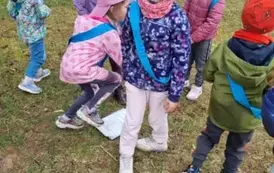 Przedszkolaki szukały zajączka