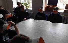 Pięciu chłopc&oacute;w ma założone gogle vr, dwaj pozostali i uczennica przyglądają im się.
