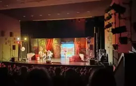 Wyjazd do teatru uczni&oacute;w kl. IV - VIII