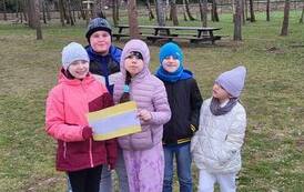 Dzieci prezentują kartkę zawierającą rozwiązanie zadań.