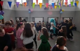Zabawa karnawałowa uczni&oacute;w klas i-III