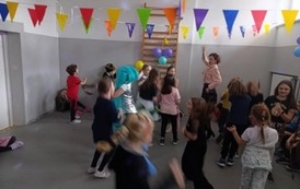 Zabawa karnawałowa uczni&oacute;w klas i-III