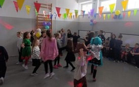 Zabawa karnawałowa uczni&oacute;w klas i-III