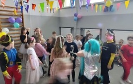 Zabawa karnawałowa uczni&oacute;w klas i-III