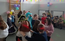 Zabawa karnawałowa uczni&oacute;w klas i-III