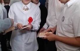 Dyrektor wręcza nagrody uczniom z klasy VIII.