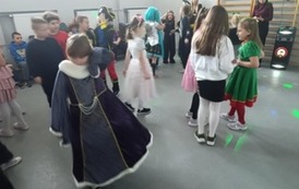 Zabawa karnawałowa uczni&oacute;w klas i-III