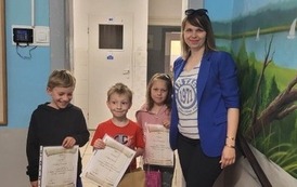 Laureaci konkursu "Woda w moim życiu" wraz z nauczycielką.