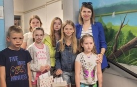 Nauczycielka z uczniami nagrodzonymi w konkursie "Woda w moim życiu"