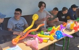 Uczniowie klasy VIII przygotowują zwierzątka z balon&oacute;w.