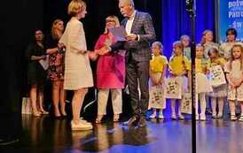 Wręczenie nagrody laureatce konkursu recytatorskiego.