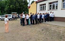 Uczniowie tańczą poloneza rozpoczynającego bal.