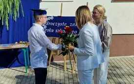 Wręczenie świadectwa absolwentowi szkoły.