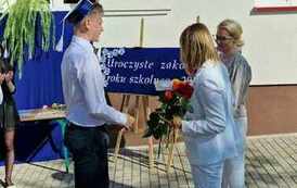Wręczenie świadectwa absolwentowi szkoły.