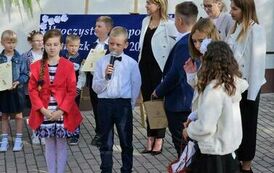 Powitanie pierwszoklasist&oacute;w przez uczni&oacute;w klasy trzeciej.