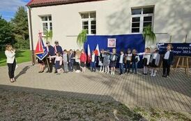 Ślubowanie uczni&oacute;w klasy pierwszej. Pani dyrektor odczytuje rotę Ślubowania.