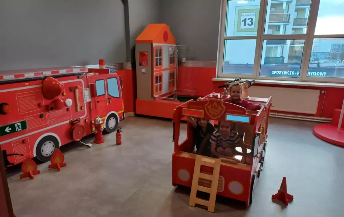 Zdjęcie do Wycieczka dzieci z punktu i oddziału przedszkolnego do Kids Parku.