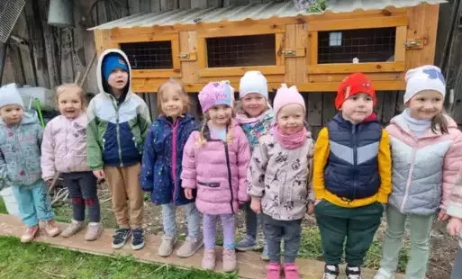 Zdjęcie do Przedszkolaki poznawały życie na wsi