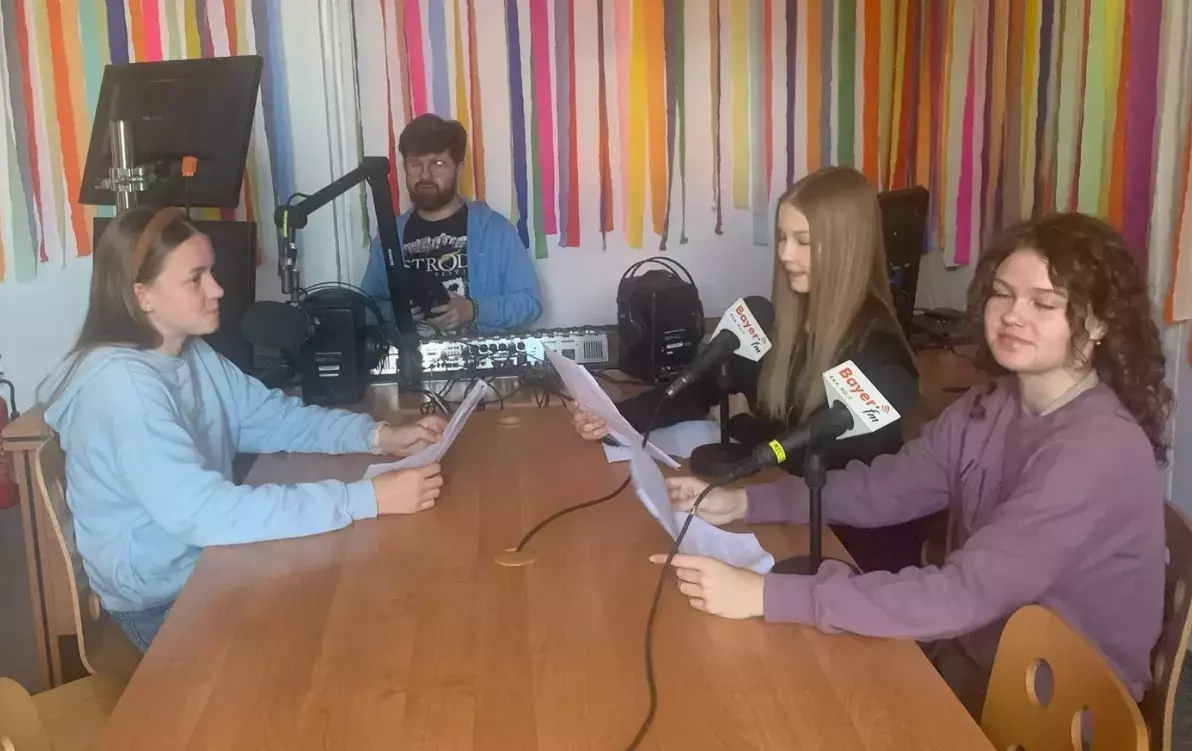 Zdjęcie do Szkoła na antenie radia BayerFM