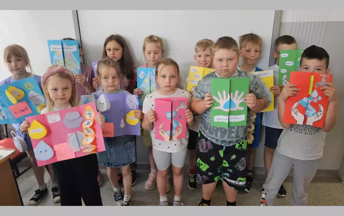 Zdjęcie do Rozstrzygnięcie szkolnego konkursu plastycznego "Lapbook-woda-źr&oacute;dłem życia"