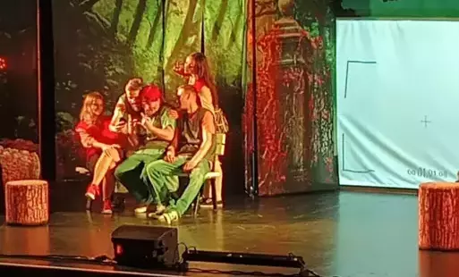 Zdjęcie do Wyjazd do teatru uczni&oacute;w kl. IV - VIII
