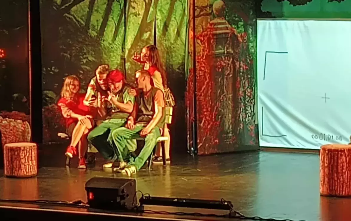 Zdjęcie do Wyjazd do teatru uczni&oacute;w kl. IV - VIII